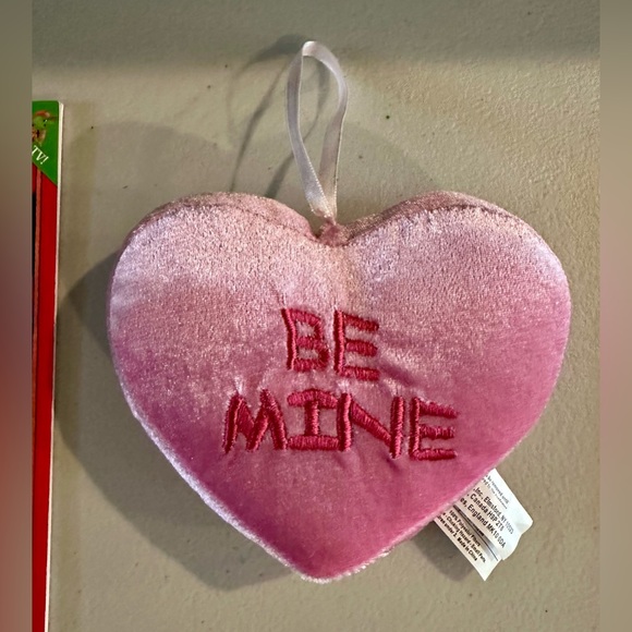 Valentines Bundle - 5 read aloud paperback books AND 1 heart plush - Picture 2 of 7